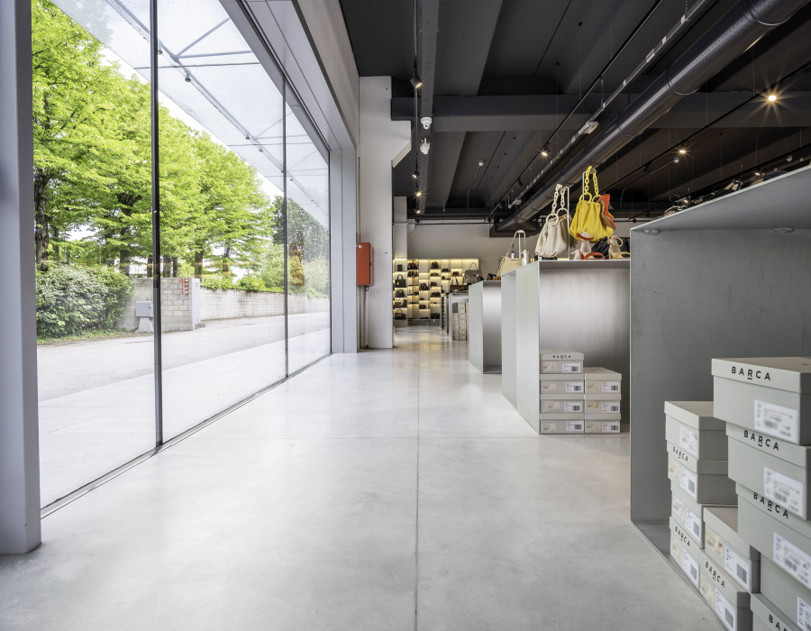 pavimentazione in cemento nuvolato per showroom Barca Store