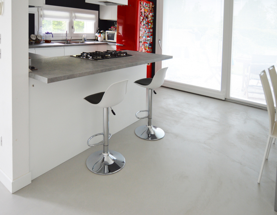 Microverlay®, low thickness concrete resin floor with taupe finish. Private villa, Bolzano Vicentino (Italy)