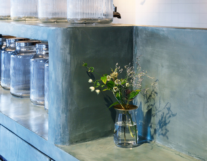 Microverlay®, low thickness concrete resin coating, blue water finish. Stella Tea Laboratory, Matsuyama, Japan