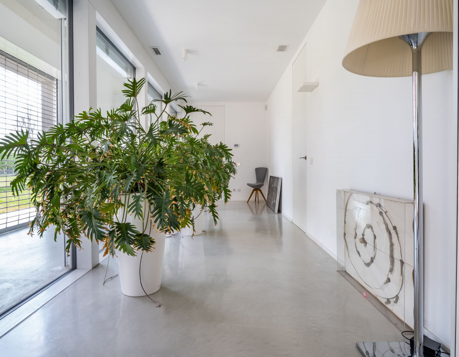 Deco Nuvolato, nuvolato effect floor with light gray finish. Private villa, Breda di Piave (Italy). Project: Folla Progetti