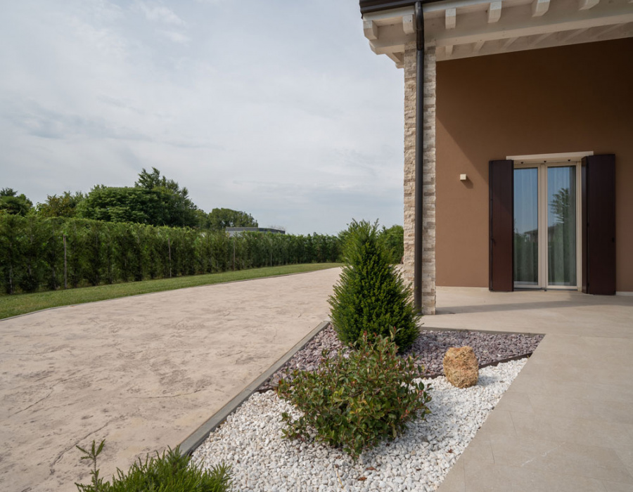 Plam Stampable, stamped concrete floor, crema color, light gray shades. Private house, Piove di Sacco, Italy 00