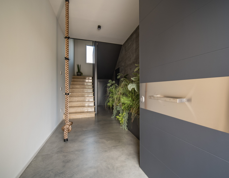 Skyconcrete® Indoor, low thickness nuvolato effect floor with light gray finish. Private villa, Mirano (Venice). Project:  Arch. Lorenzo Salvaro