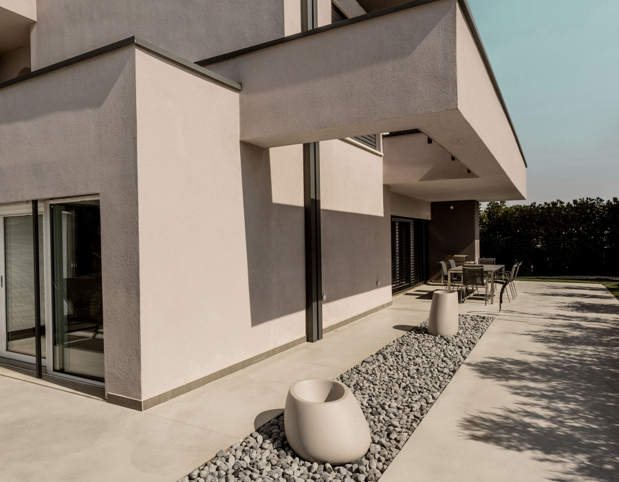 Skygrip pavimento effetto grip basso spessore per esterni, finitura platinum. Villa privata, Porto Mantovano (MN) 04