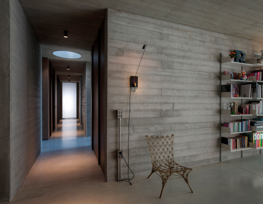 Deco Nuvolato, nuvolato effect floor with light gray finish. Casa T, Dosson di Casier, Italy. Project: ZAA Zanon Associated Architects