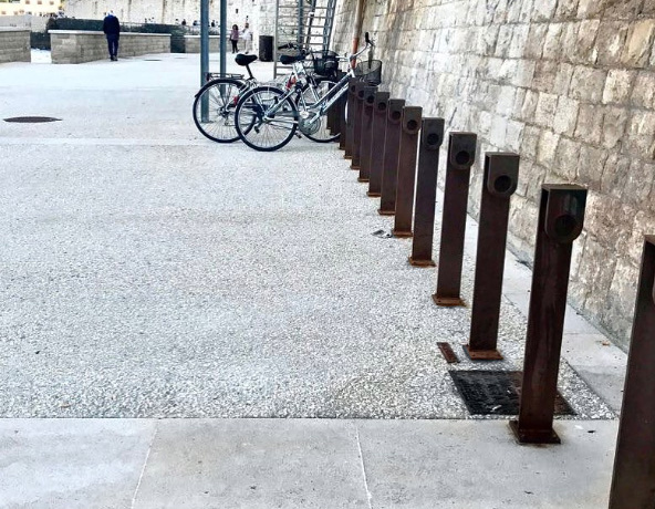 Giovinazzo Bari Puglia decoro arredo urbano pittura acciaio Corten