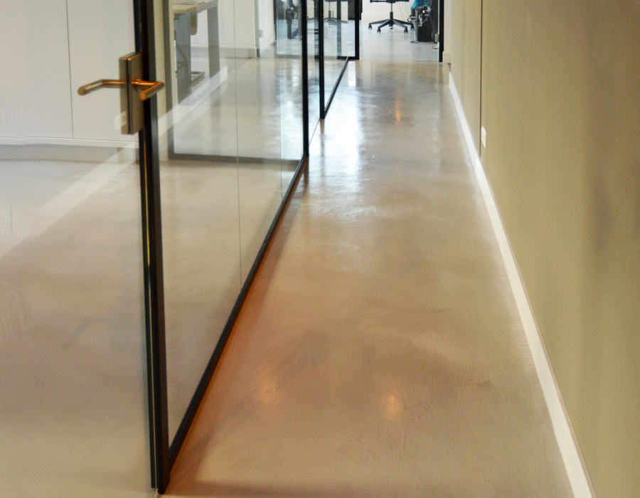 interno-ufficio-pavimento-decorato-cemento-spratola