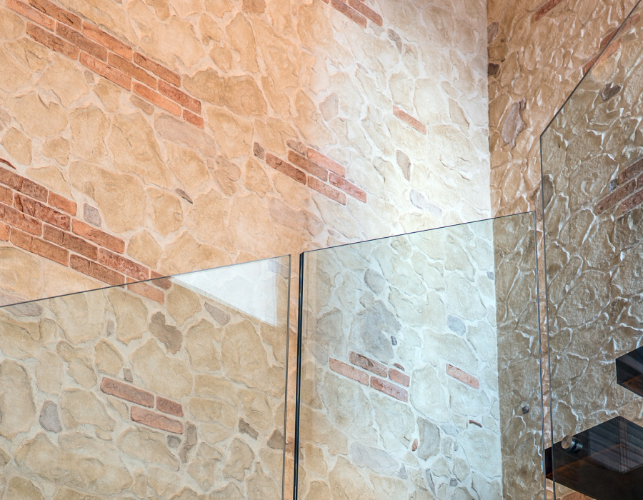 Plam Stone, rivestimento intonaco stampato finitura brick, giallo tufo e brown, stampo Pietra Vecchia + Montana. Villa privata, Maser (TV)