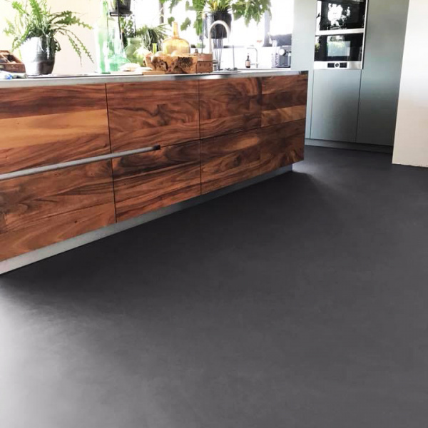 Microverlay®, low thickness concrete resin floor with carbon black finish. Private villa, Netherlands