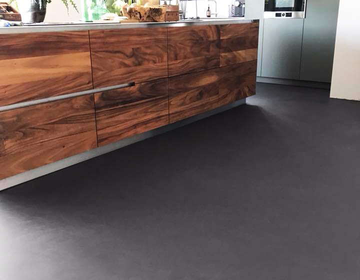 Microverlay®, pavimento cemento resina basso spessore finitura carbon black. Villa privata, Paesi Bassi