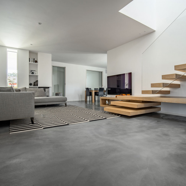 Microverlay®, low thickness concrete resin floor with Carbon Black finish. Private villa, Loreggia (Italy). Project: Studio Stocco Architetti