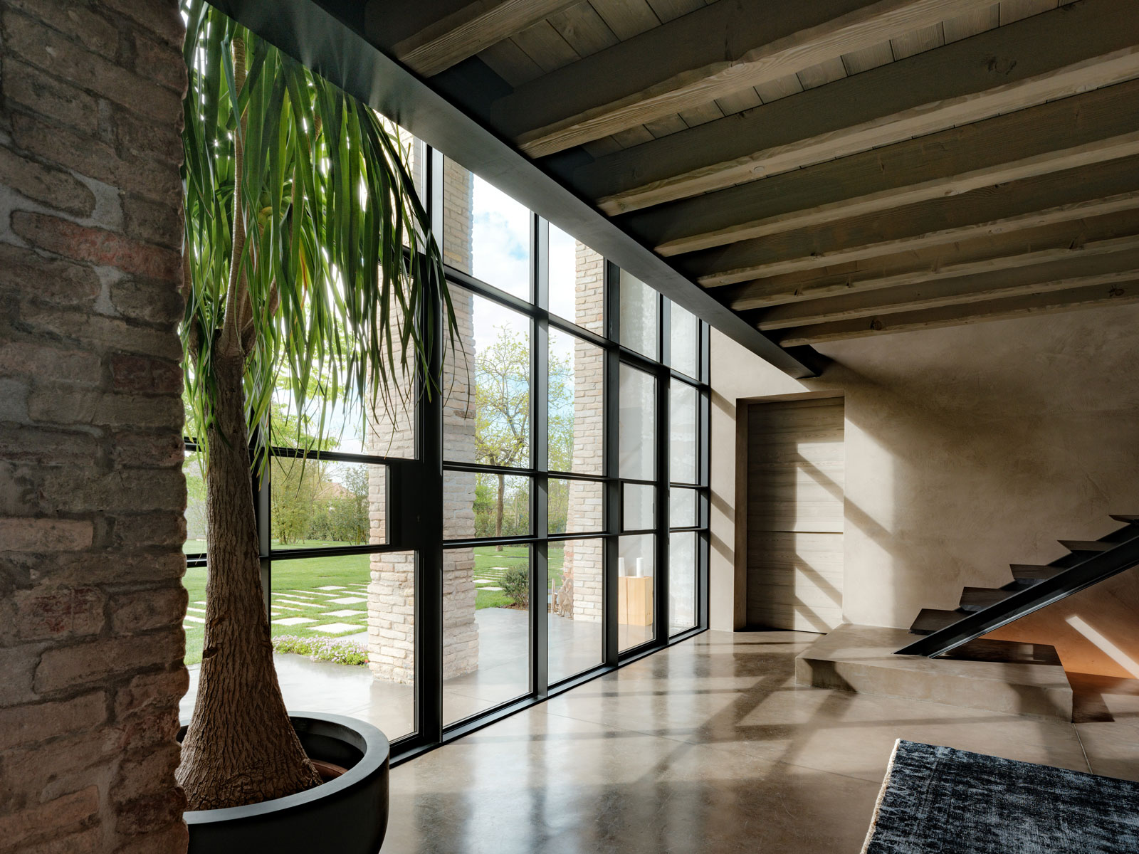 Skyconcrete®, laagdikte troebel effectvloer met dark gray afwerking. Eigentijds landhuis, Breda di Piave (Italië). Project: Factory Progetto Unico