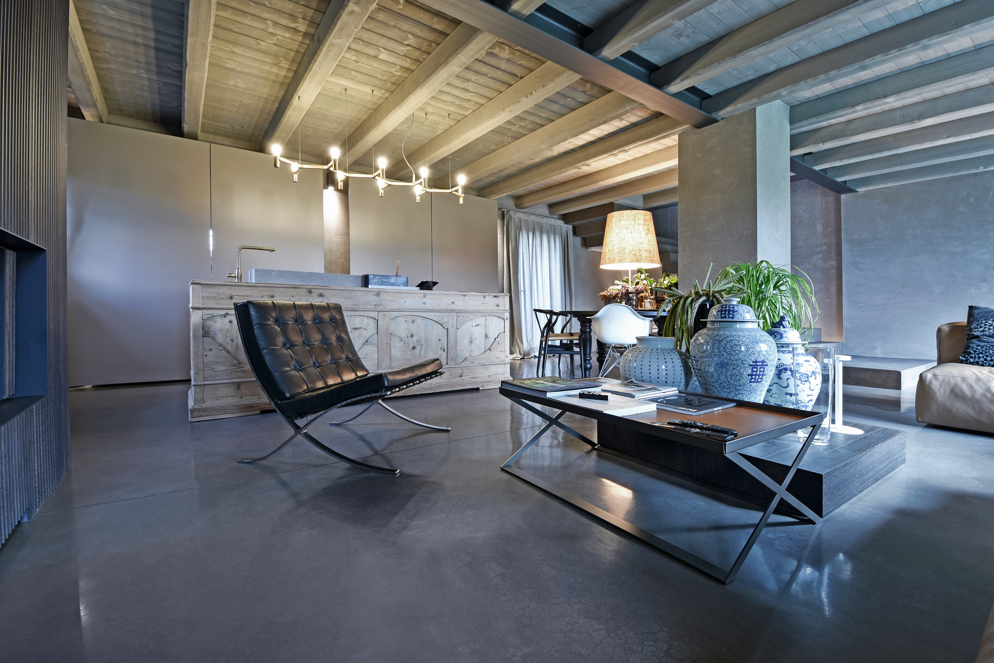 Skyconcrete®, laagdikte troebel effectvloer met dark gray afwerking. Eigentijds landhuis, Breda di Piave (Italië). Project: Factory Progetto Unico